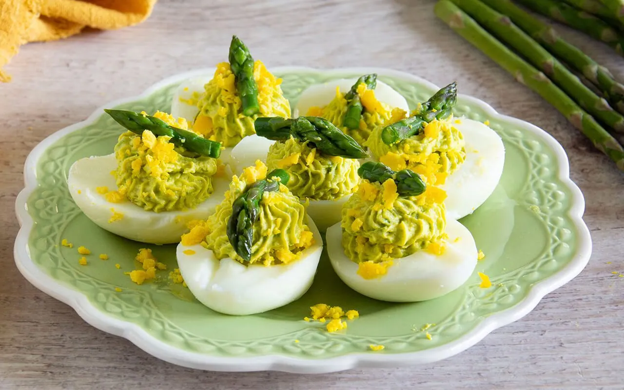 Uovo al pistacchio in crema di asparagi