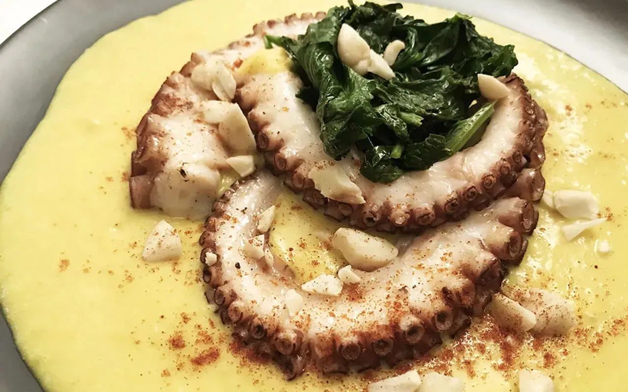 Polpo-su-vellutata-di-patate-limone-e-curcuma